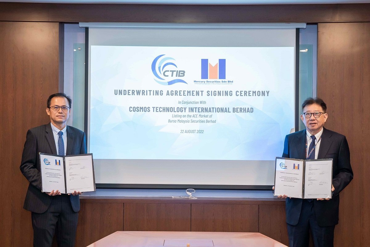 Cosmos Technology International Bhd董事经理拿督钟道伟（左）与Mercury证券董事经理周新元签署包销协议。