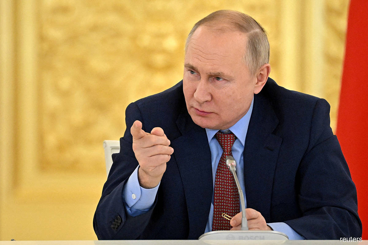 UK Spy Chief Says Putin Is Losing Information War In Ukraine The 