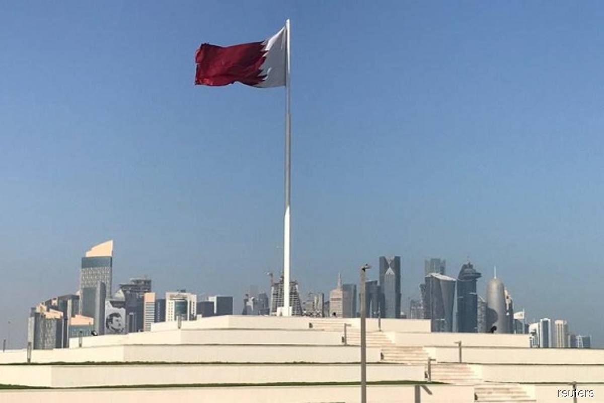 卡塔尔国旗于 2018 年 2 月 17 日在卡塔尔多哈多哈滨海路附近的一个公园内出现。（摄影：Ibraheem al Omari/路透社）