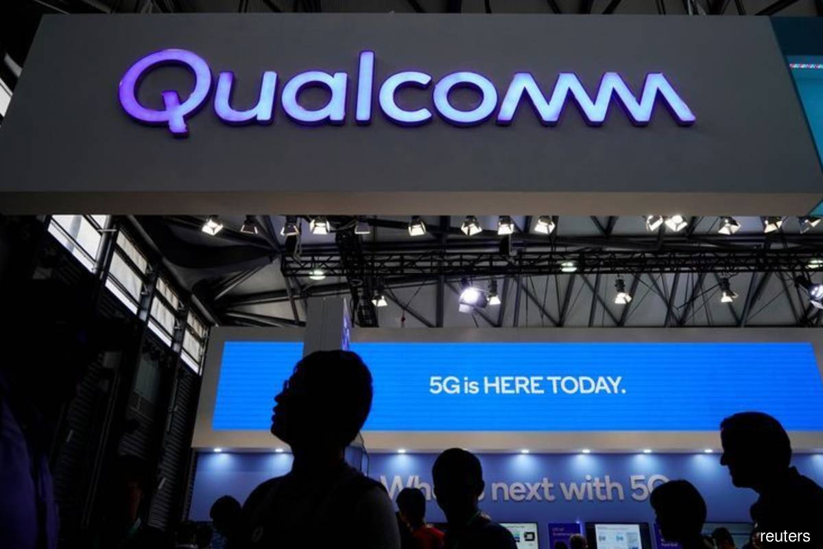 Qualcomm gives lackluster forecast, renewing slowdown fears