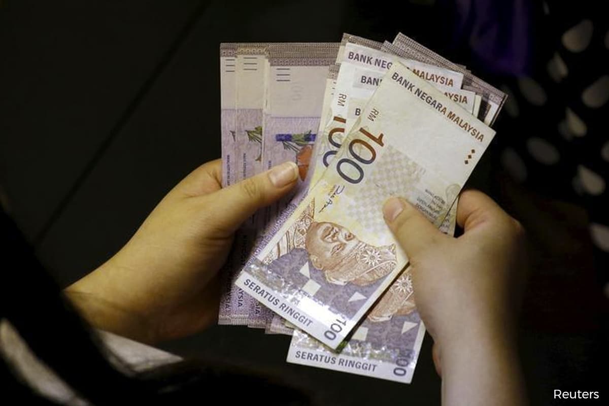 Ringgit extends downtrend against greenback at opening