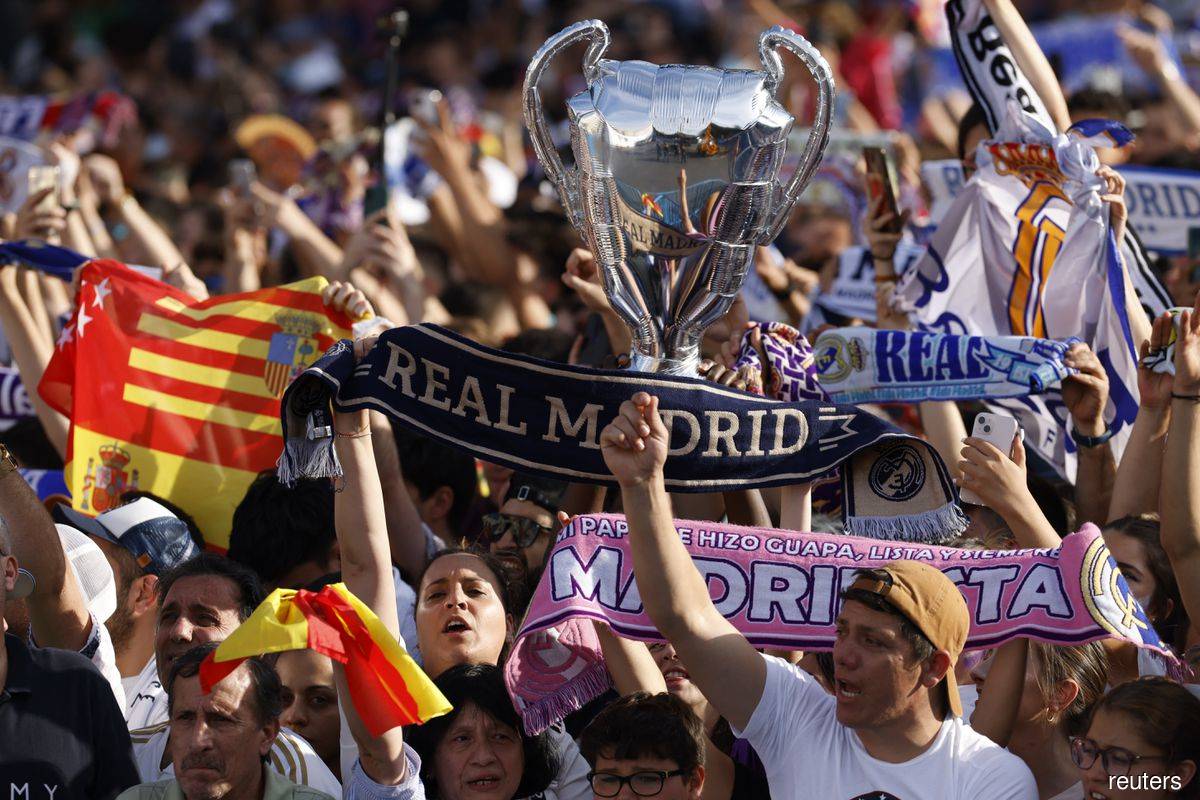 Thousands of Real Madrid fans celebrate Champions league title with team
