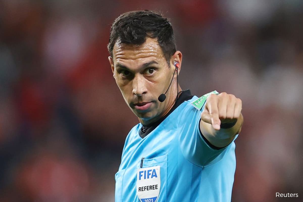 Referee hands out 10 red cards in fiery Argentine final