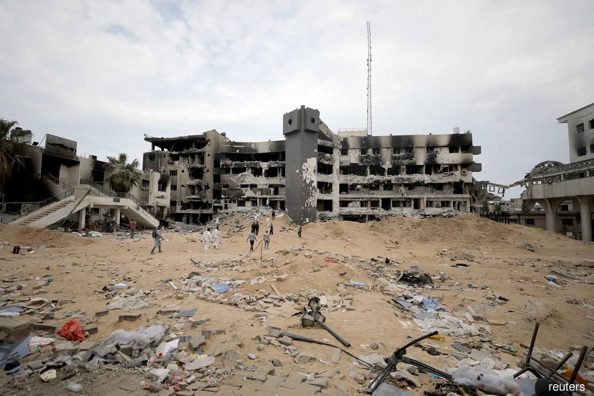 Rescuers-medics-search-bodies-damaged-Al