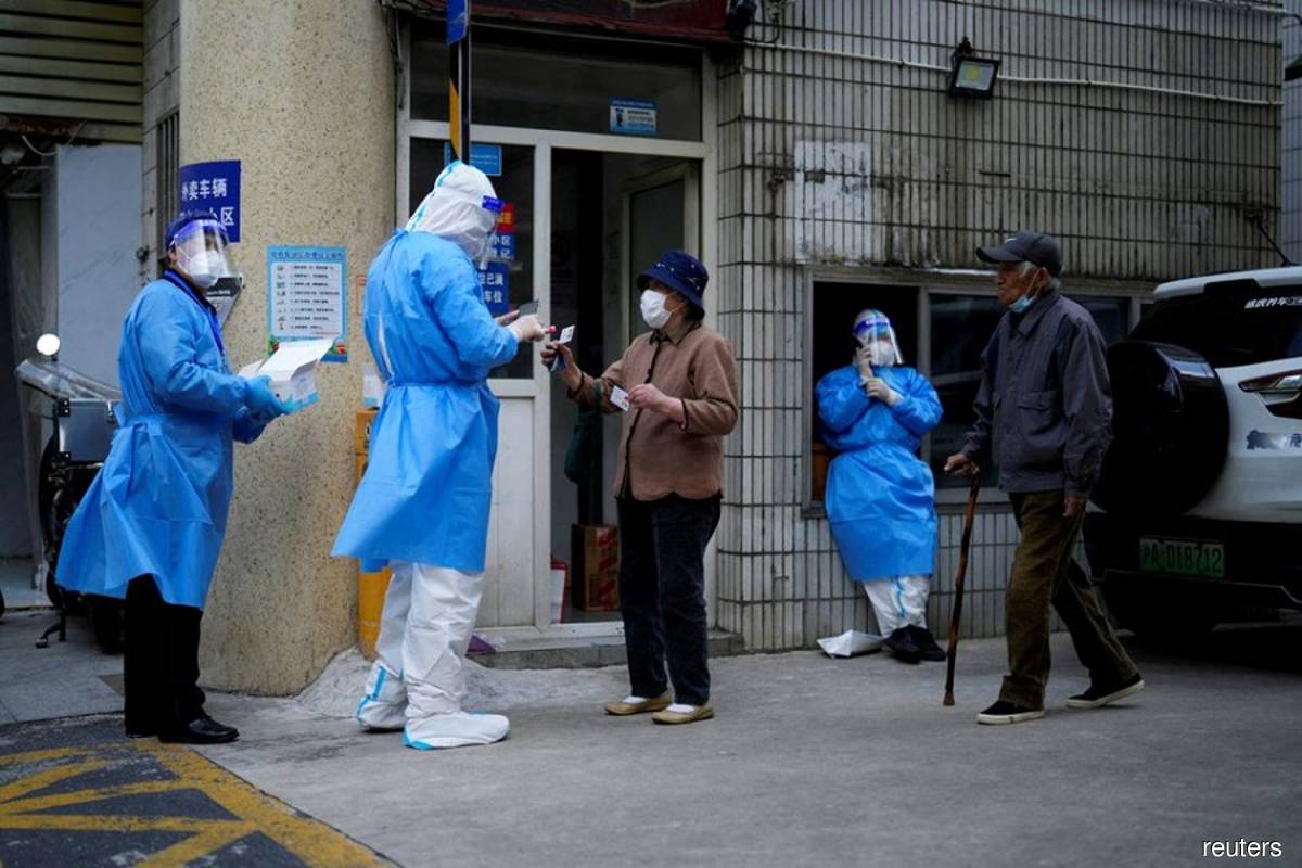Residents line up for nucleic acid tests during lockdown, amid the coronavirus disease (Covid-19) pandemic in Shanghai, China on April 30, 2022. (Reuters filepix by Aly Song)