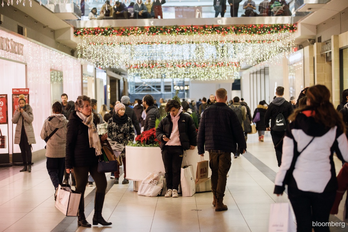 Canadian retail sales fall flat after surging for four months