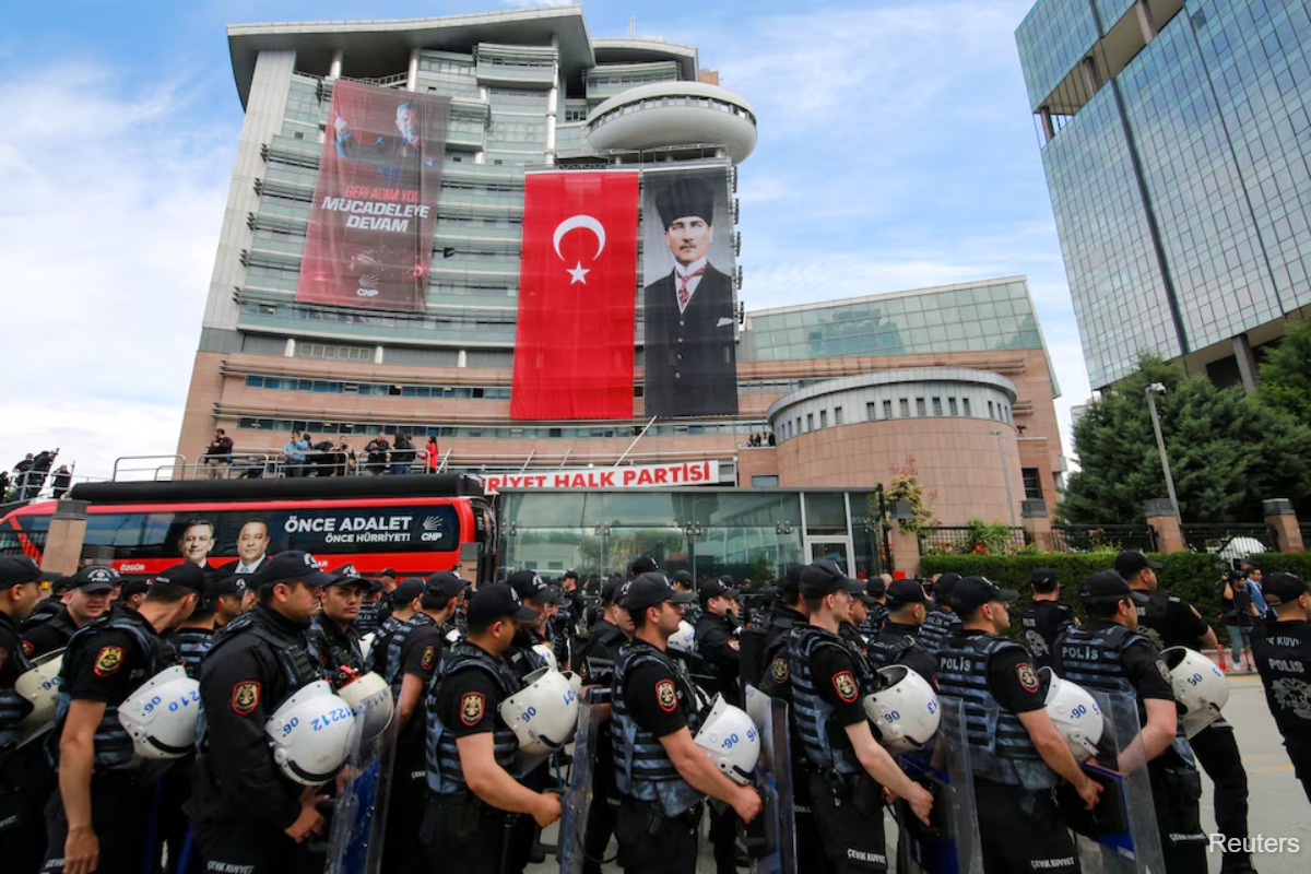 Türkiye orders police to evict ousted opposition leadership from ...
