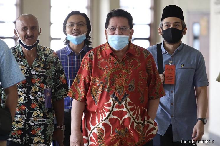 Tengku Adnan, accompanied by his supporters, at the Kuala Lumpur Court Complex on June 30. (Photo by Sam Fong/The Edge)