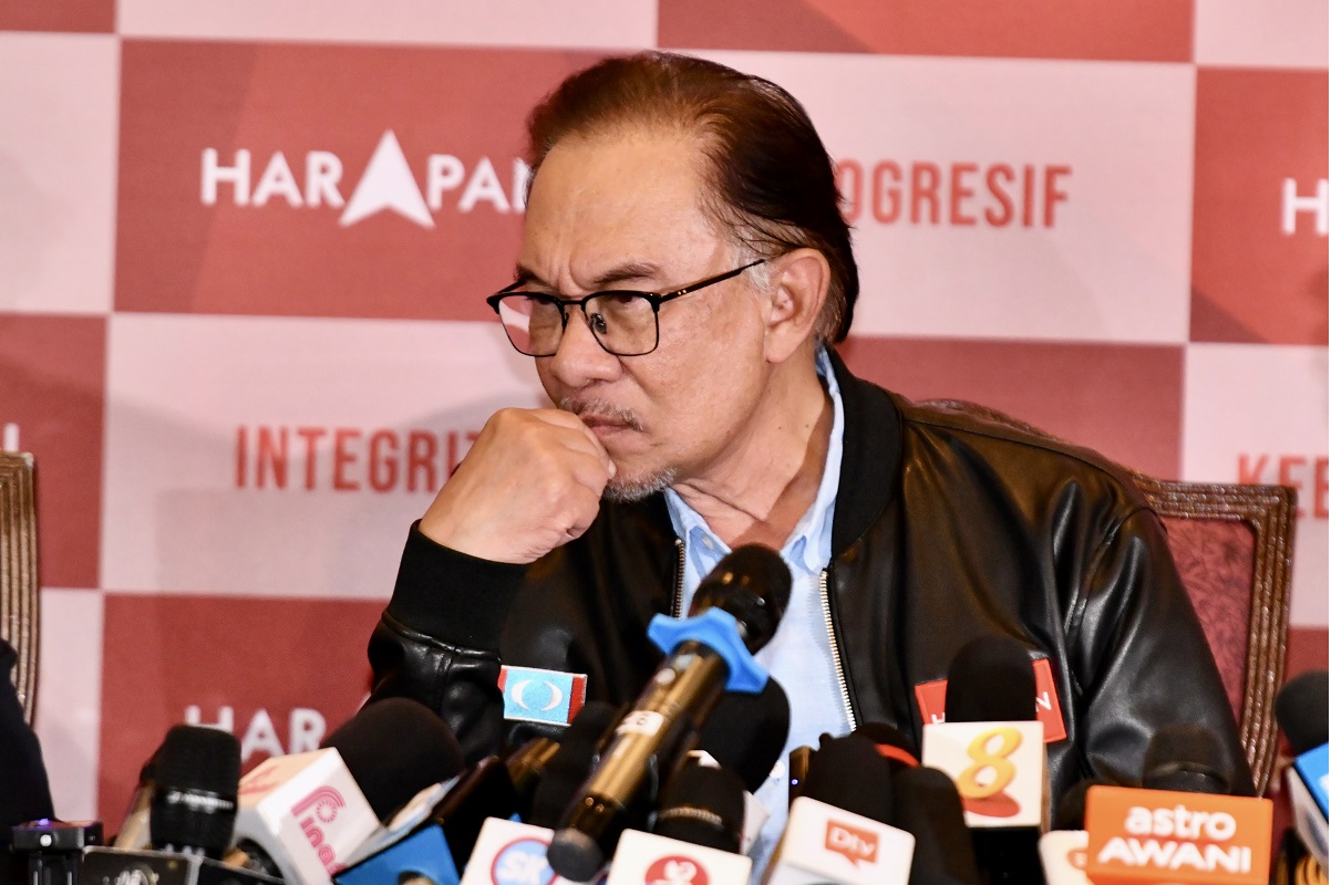 PH chairman Datuk Seri Anwar Ibrahim at a press conference at the Grand Dorsett Subang on Sunday (Nov 20) (Photo by Sam Fong/The Edge)