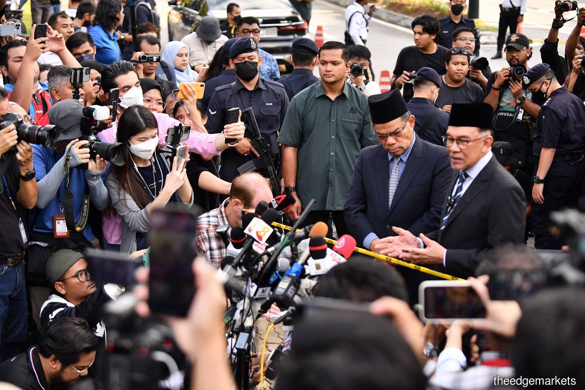 PH chief Datuk Seri Anwar Ibrahim addressing a press conference outside Istana Negara on Tuesday (Nov 22) (Photo by Sam Fong/The Edge)