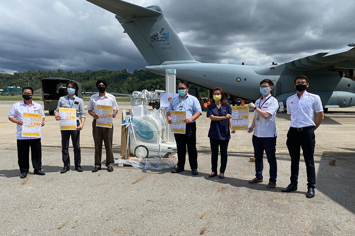 Shell donating a portable X-ray machine to the Sabah State Health Department in response to the Covid-19 pandemic