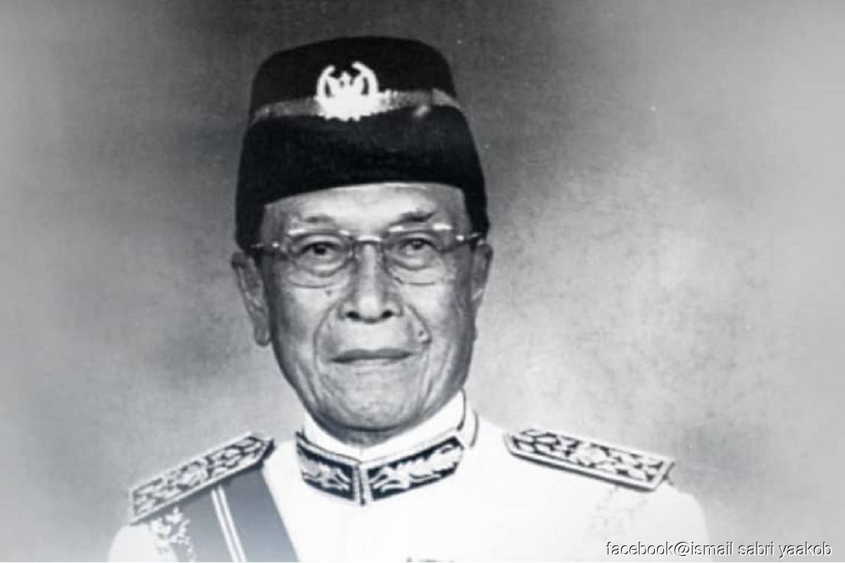 Former Sarawak governor Tun Salahuddin laid to rest | The Edge Markets