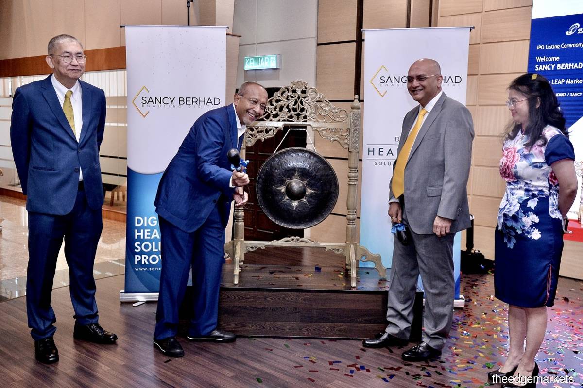 (From left) Sancy Bhd group managing director Dr Izhar Che Mee, non-executive chairman Tan Sri Shahril Shamsuddin, and group CEO Prabuddha Kumar Pronob Chakravertty, and Astramina Advisory Sdn Bhd MD Datin Wong Muh Rong at Sancy’s listing ceremony at Bursa Malaysia on Wednesday, March 22, 2023. (Photo by Sam Fong/The Edge)