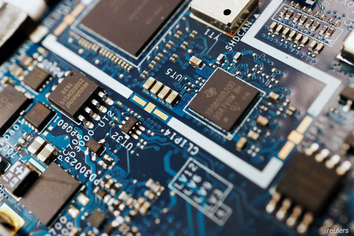 Japan has fallen 10 years behind global competition in chipmaking