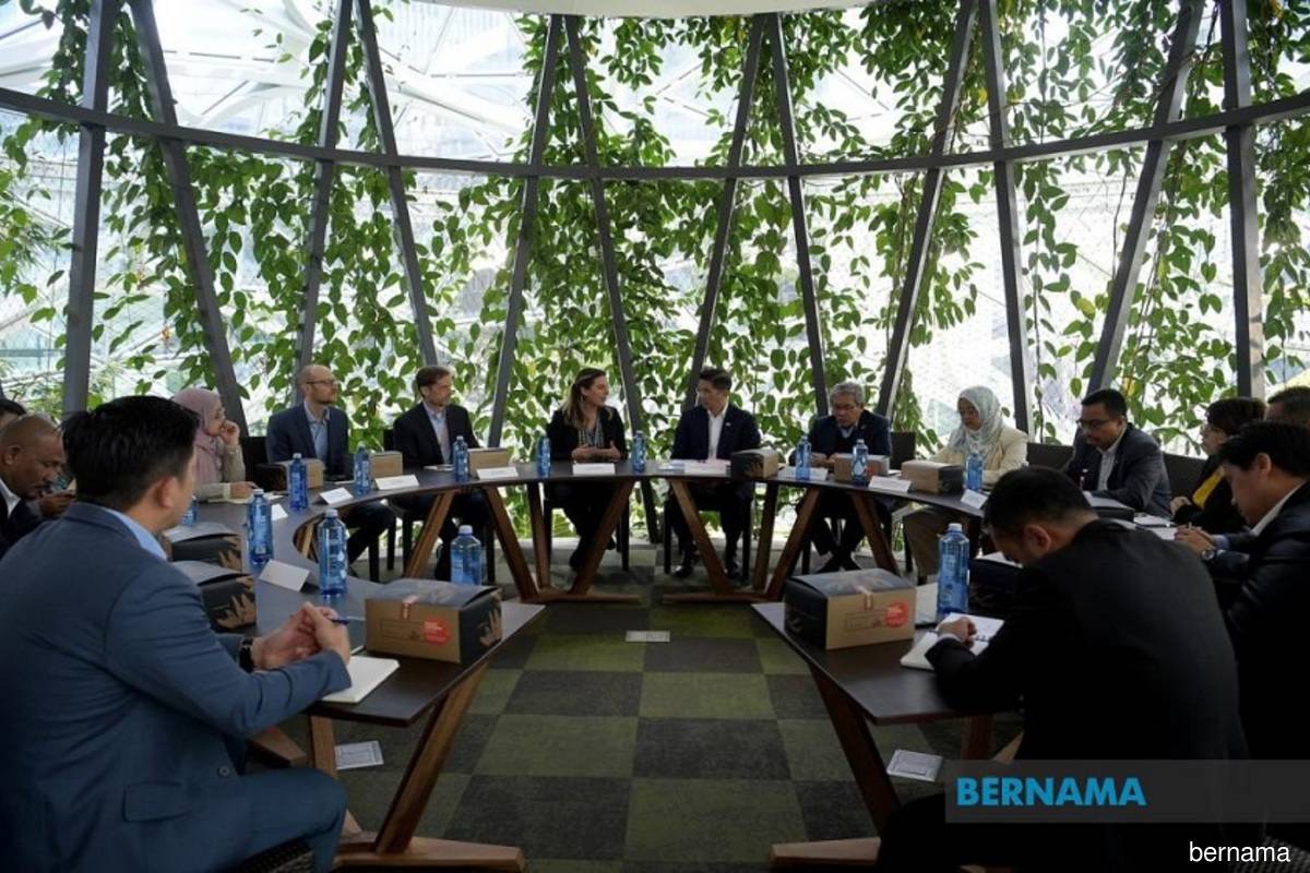 Senior Minister and Minister of International Trade and Industry Datuk Seri Mohamed Azmin Ali (seventh, right) seen having a meeting with Amazon early Tuesday (May 17, 2022). (Bernama pix)