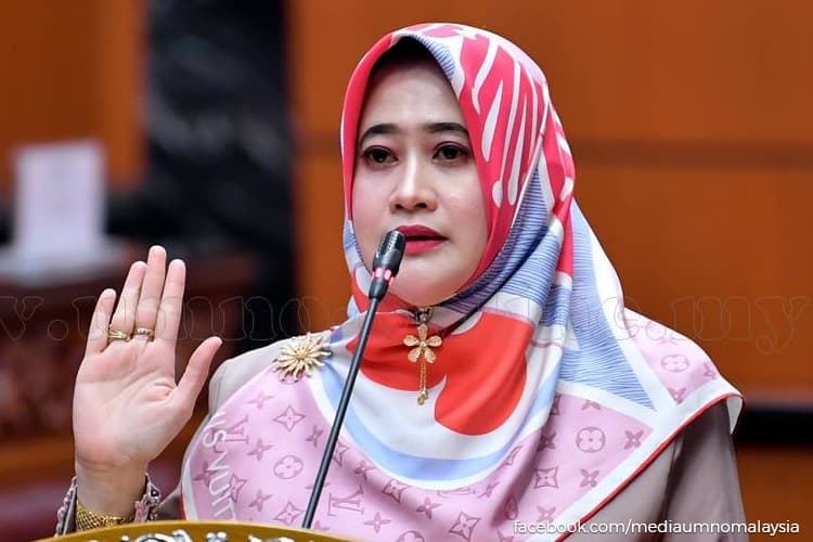 BN candidate shown giving out cash in viral video says she's merely sharing her allocation