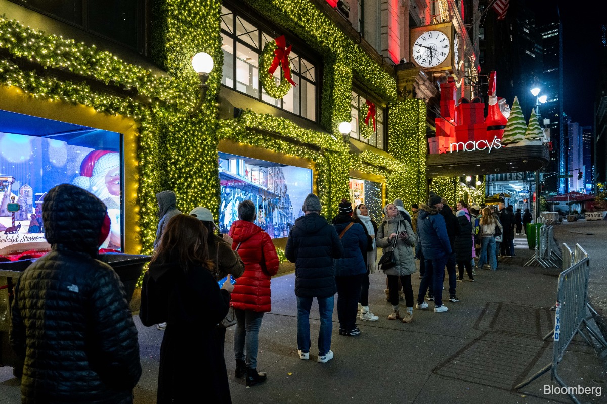 US retail sales rebound on car buying, holiday-season sales