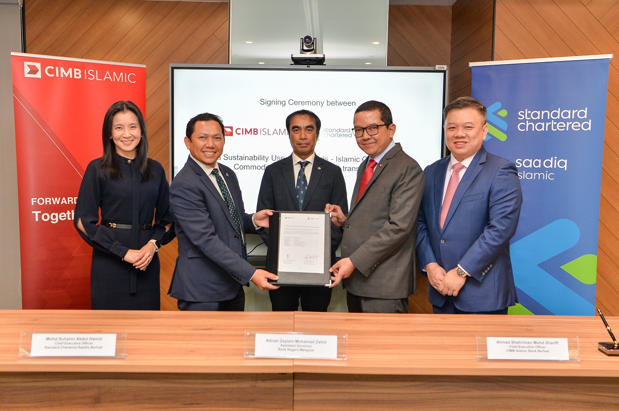 CIMB Islamic has inked a deal with Standard Chartered Saadiq Malaysia for a RM1 billion landmark sustainable collateralised commodity murabahah transaction to further enhance the vibrancy and resiliency of the financial markets. (From left) Standard Chartered financial markets corporate sales ASEAN head Sylvia Wong, Mohd Suhaimi, Bank Negara Malaysia assistant governor Adnan Zaylani Mohamad Zahid, Ahmad Shahriman, as well as CIMB Group treasury and markets group head Chu Kok Wei at the signing ceremony.