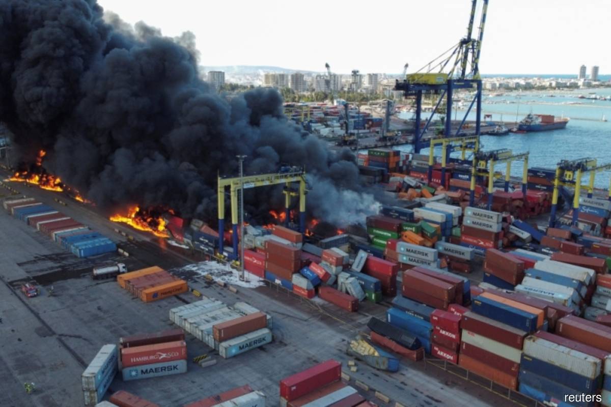 Shipping containers ablaze at Türkiye’s Iskenderun Port, operations halted
