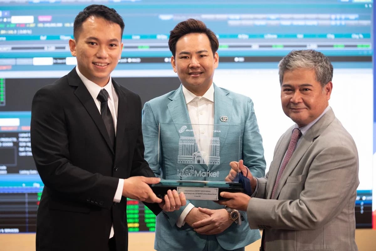 (From left) Low, Snowfit non-independent non-executive chairman Datuk Dr Khiu Fu Siang and Bursa director of origination and listing Azhar Mohd Zabidi. Low said the listing will allow the group to continue strengthening its presence in the domestic market by tapping into anticipated growth of the massage and wellness equipment industry in Malaysia.