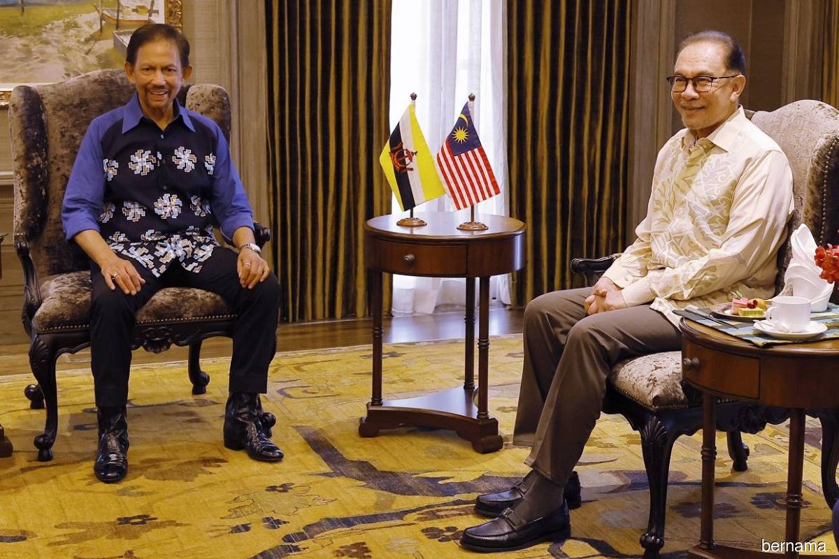 Sultan Brunei Sultan Hassanal Bolkiah (left) having a chat with Malaysian Prime Minister Datuk Seri Anwar Ibrahim during a special meeting at Seri Perdana, Putrajaya on Monday, Nov 28, 2022.