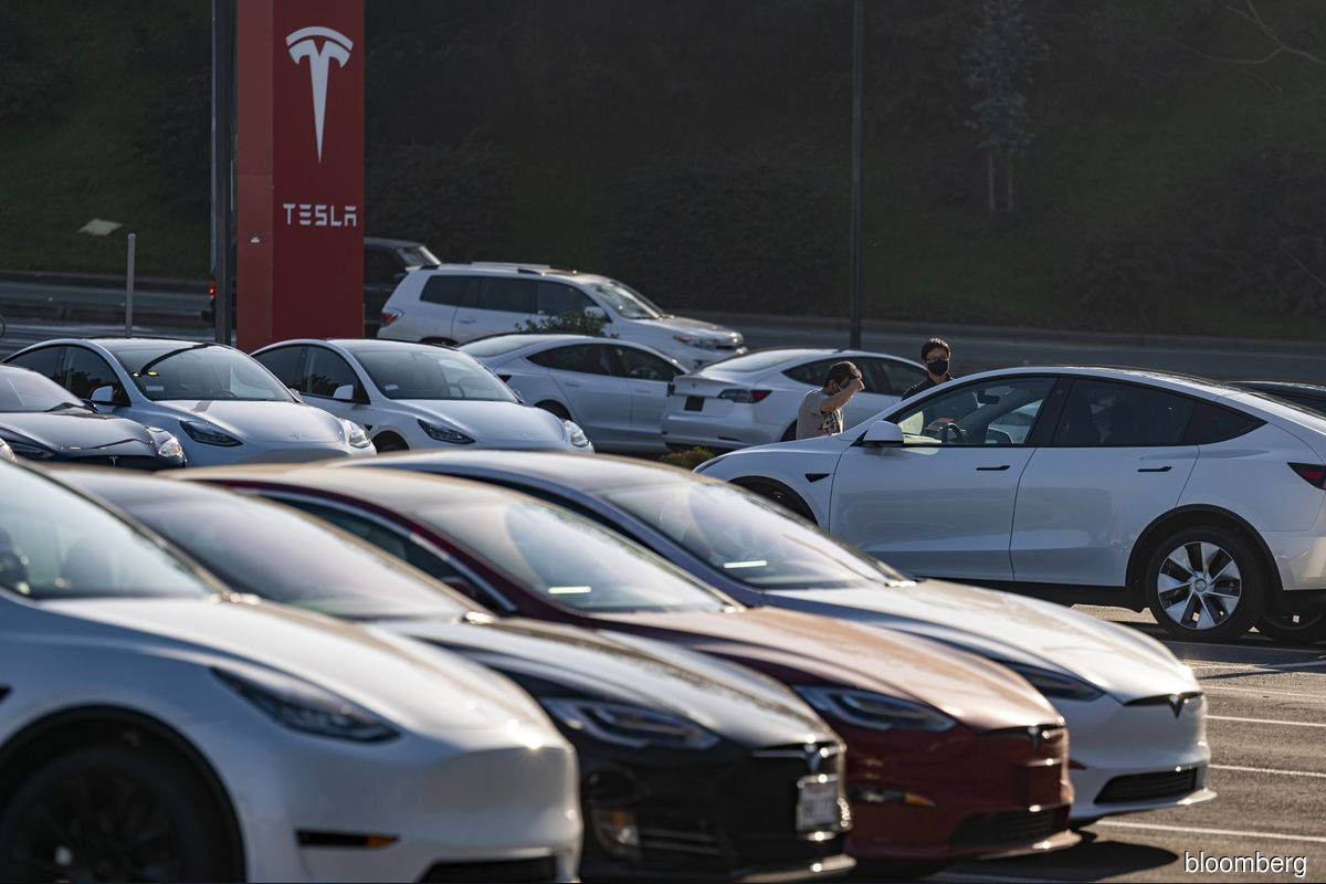 Tesla deliveries miss estimates, slowed by logistic snarls