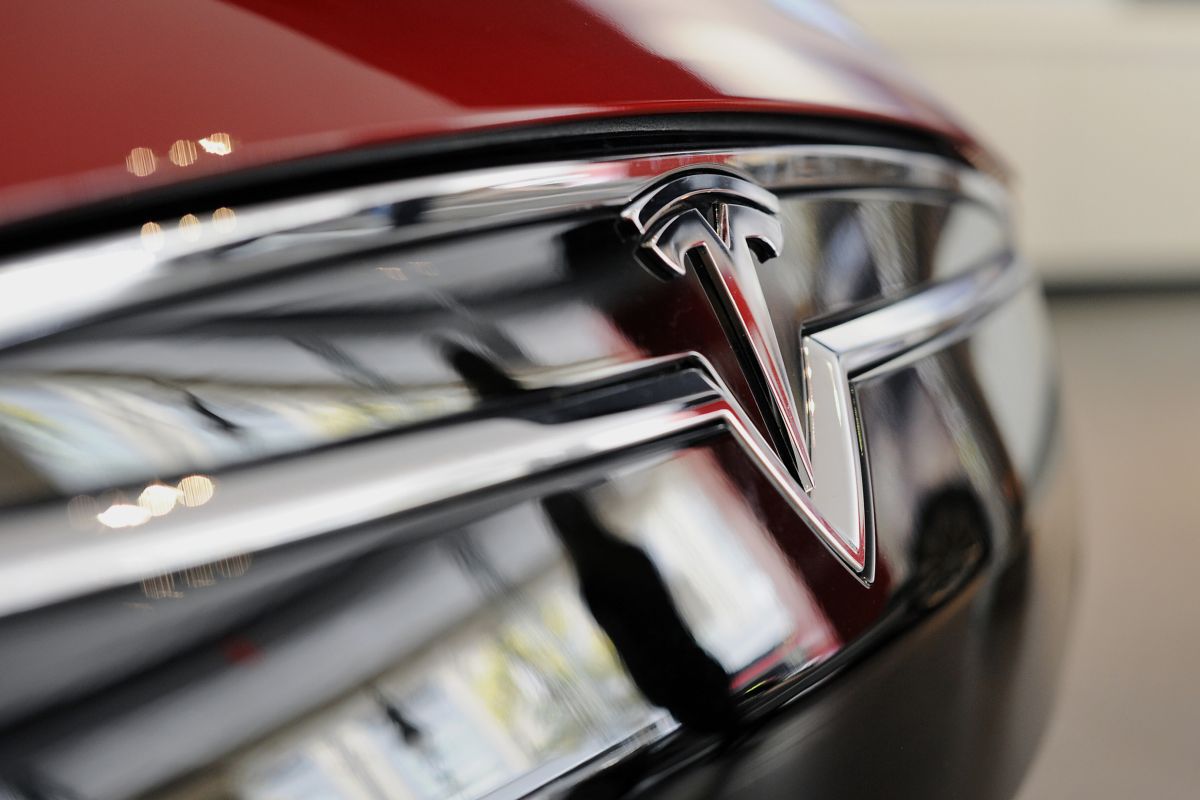 BMW CEO doubts Tesla can keep up growth as industry responds