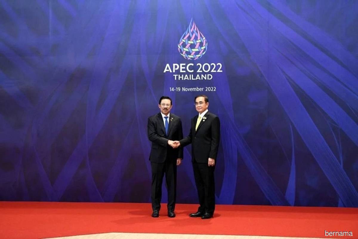 Thai Prime Minister (PM) Prayuth Chan o-cha  welcomes Chief Secretary to the Malaysian Government Tan Sri Mohd Zuki Ali, who is in his capacity as the Special Representative of the Malaysian PM, at the Queen Sirikit National Convention Centre in Bangkok, Thailand, at the APEC 2022 summit. (Bernamapix)