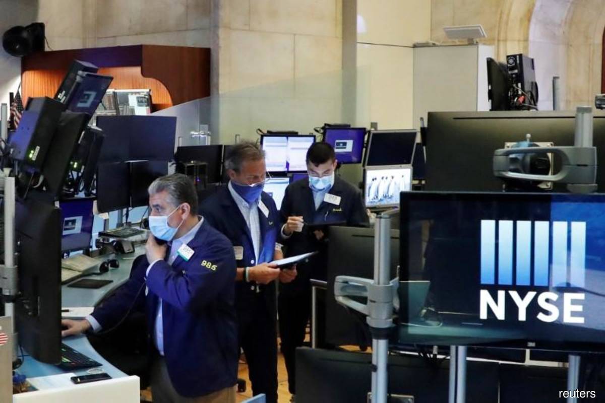 Wall St falls in choppy trading on rate hike, growth concerns