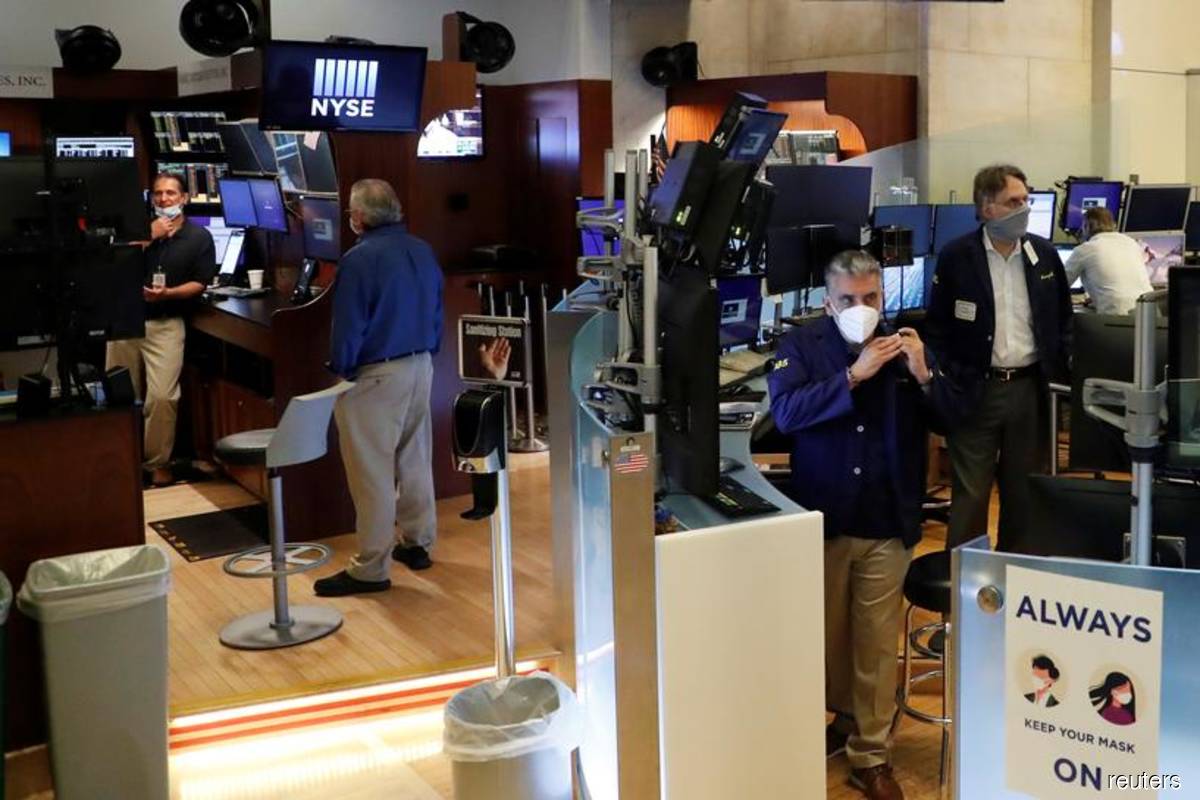 Wall Street hovers near record highs before tech earnings, Fed meeting