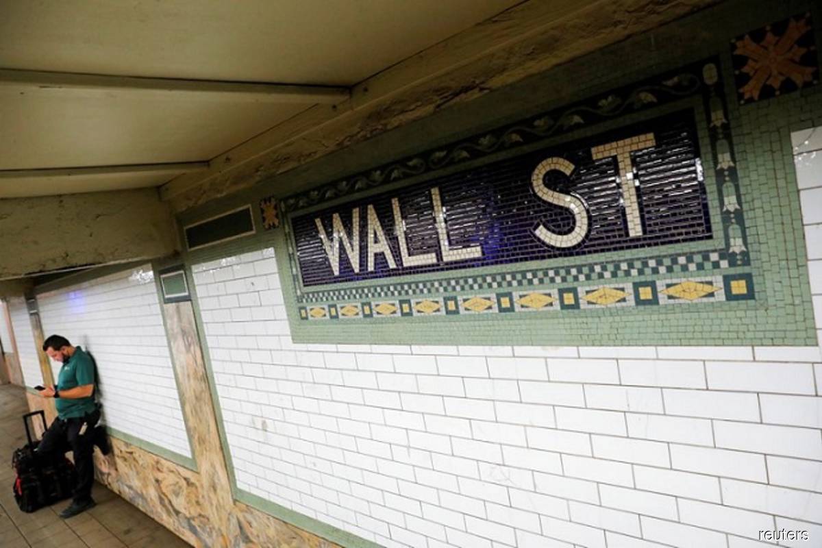 Banks, industrials lift Dow; Tech mega-caps drag Nasdaq lower