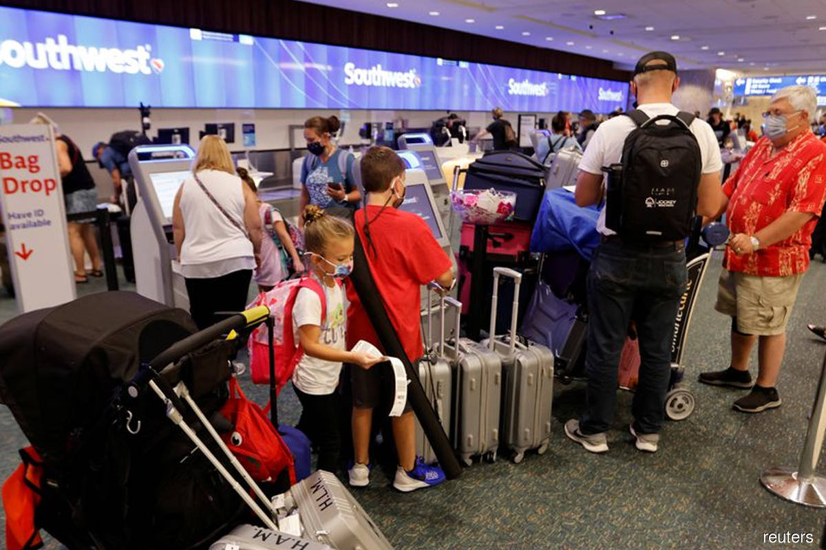 US airlines, White House say vaccine mandate will not impact holiday travel