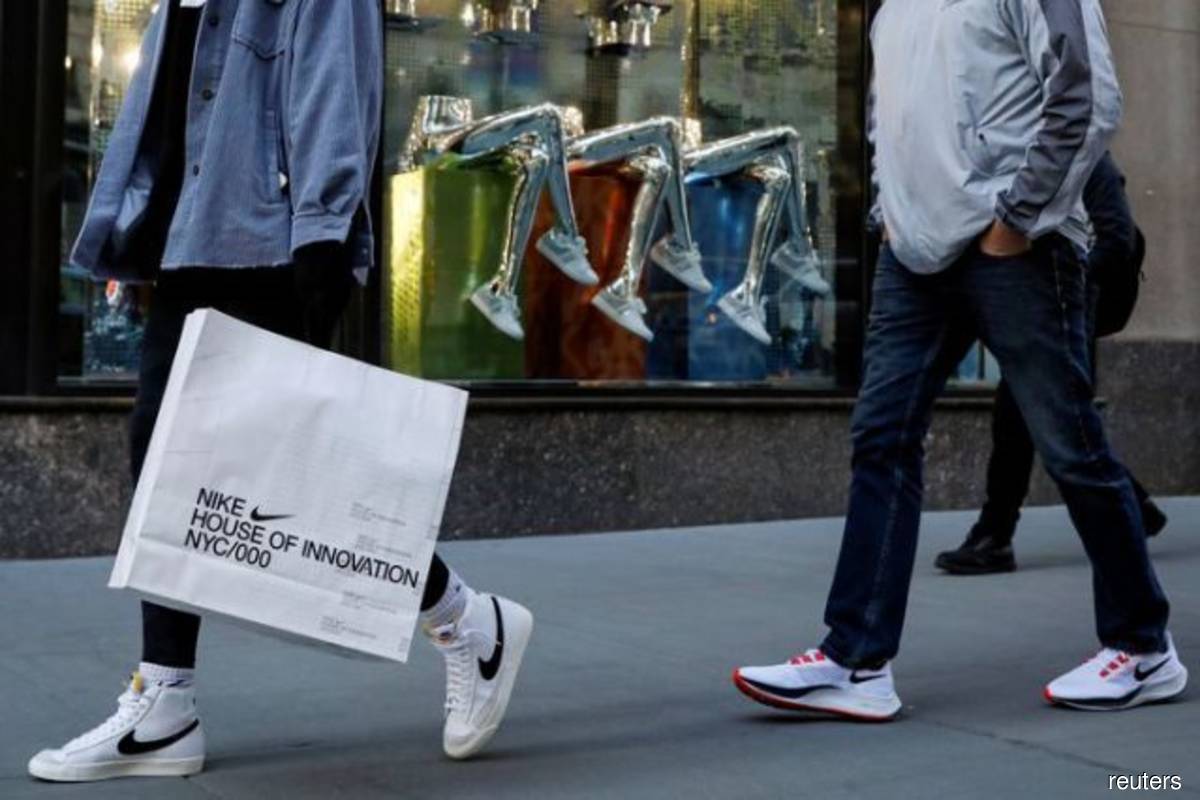 US consumer confidence improves; house prices surge