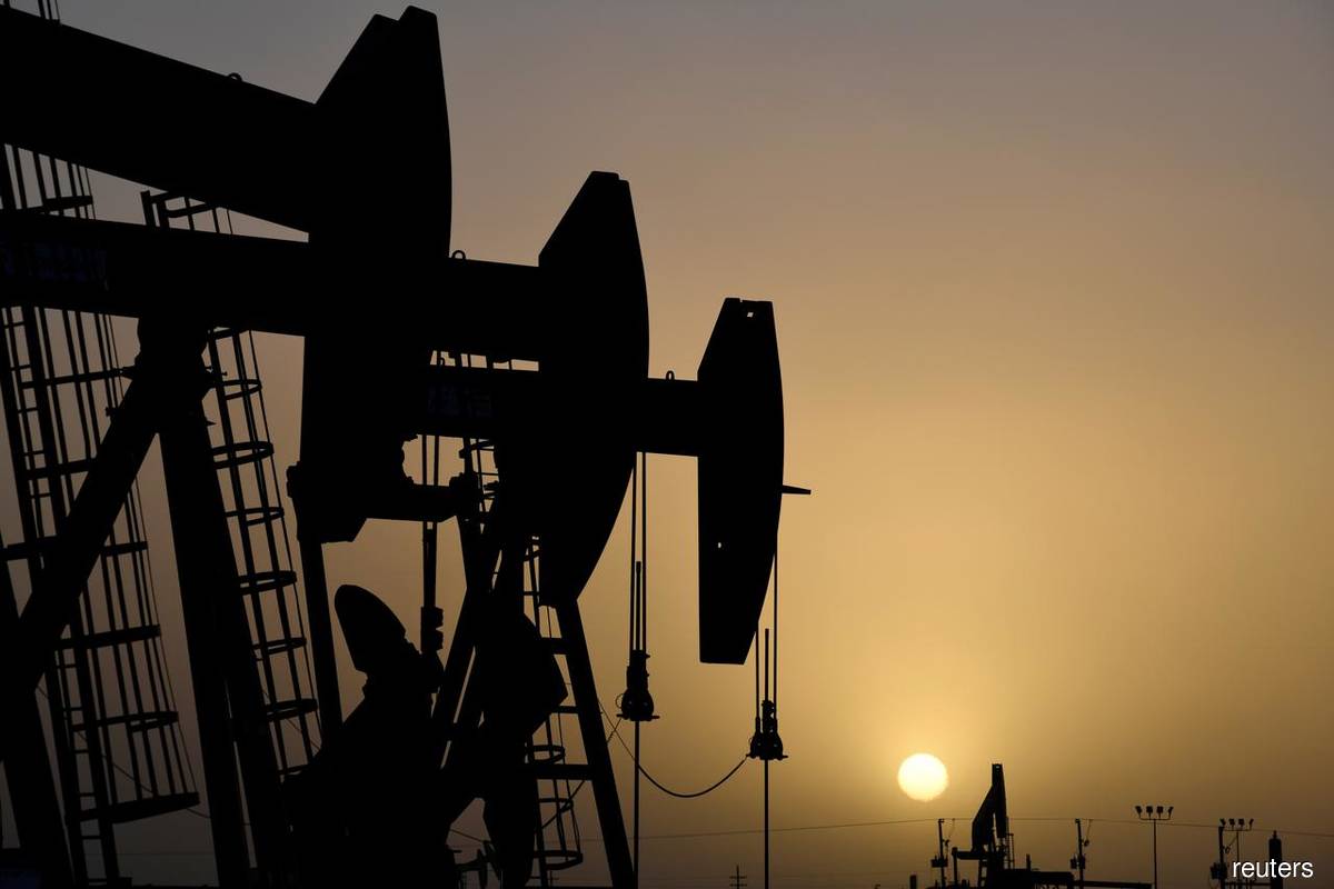 Oil prices ease as pandemic overshadows Chinese and US data