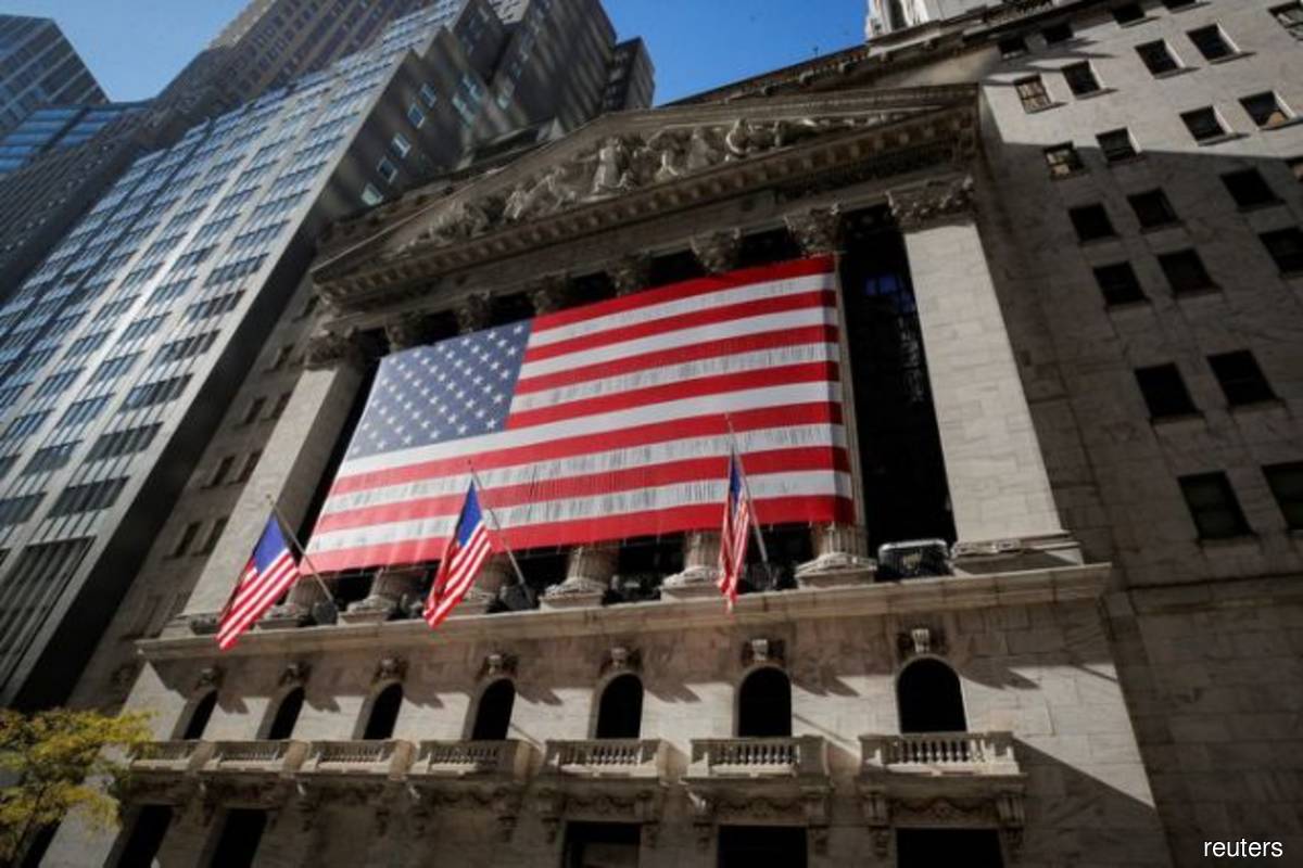 Dow rises at start of big earnings week, Big Tech pulls Nasdaq lower