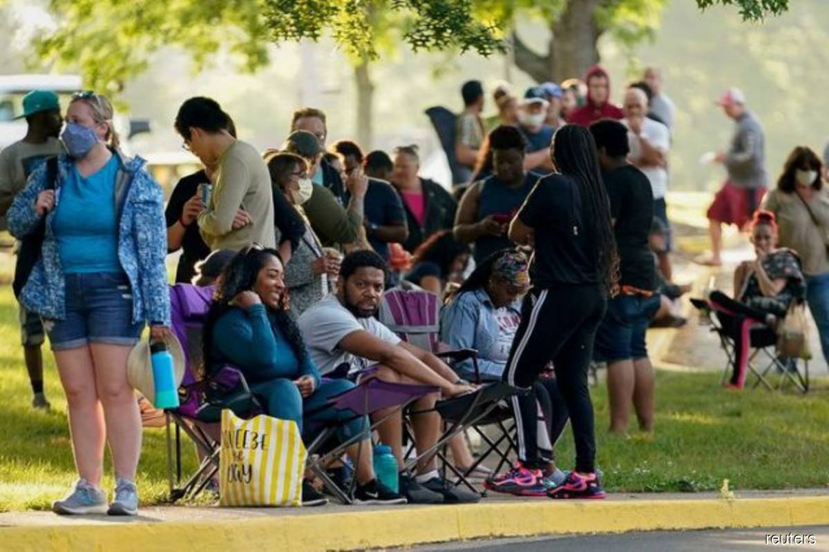 Job growth in US topped 900,000 in March as hiring broadened