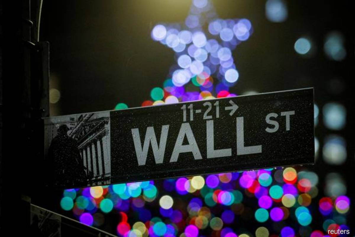 Wall St extends losses as recession worries mount, Apple drops
