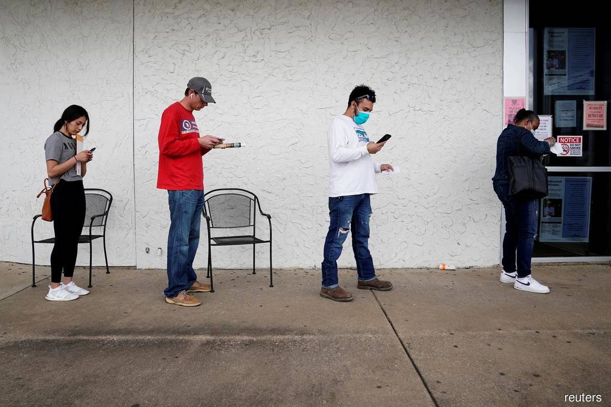 US weekly jobless claims unexpectedly rise