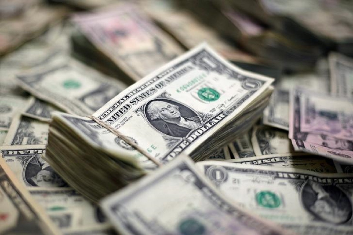 US dollar hovers near seven-week high after boost from euro selloff