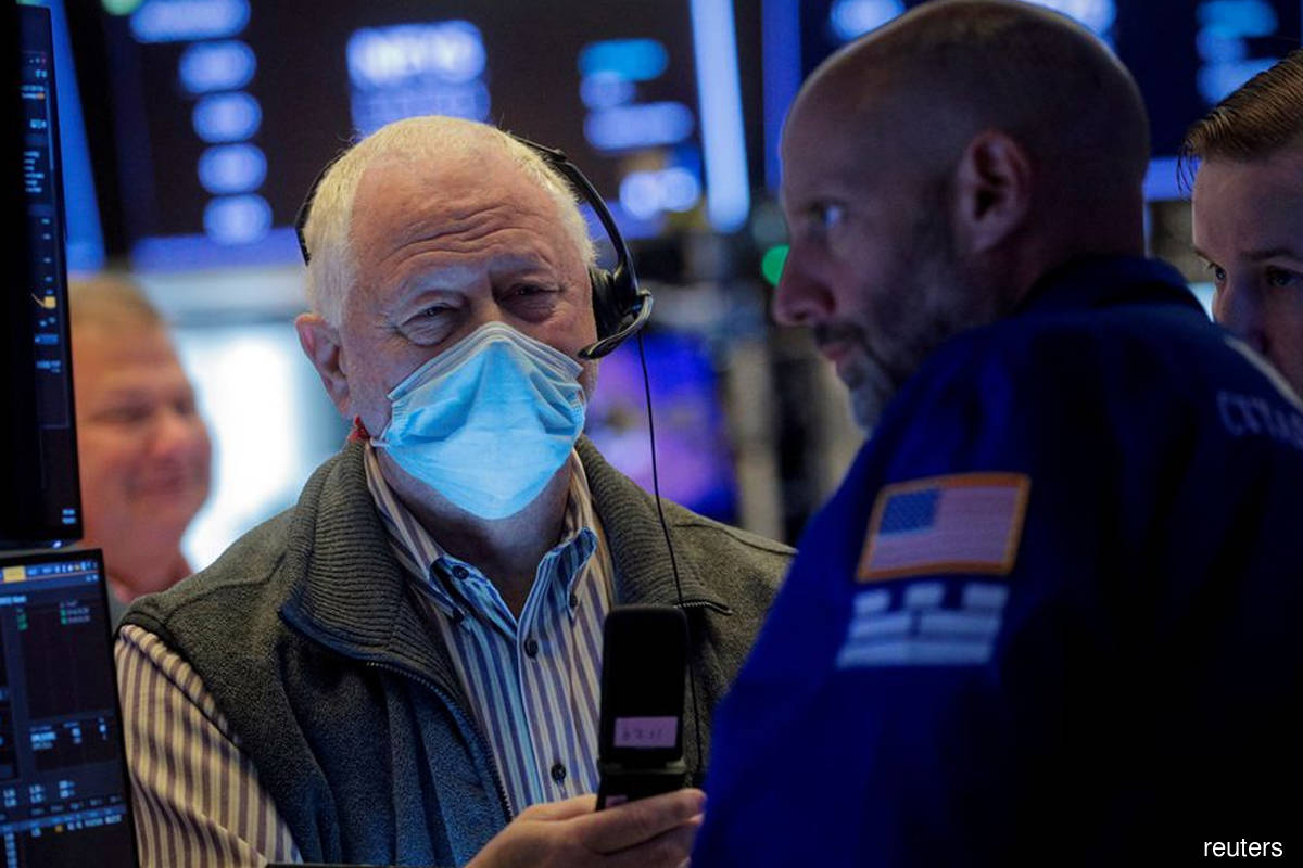 Upbeat bank earnings buoy US stocks; US dollar, Treasury yields dip