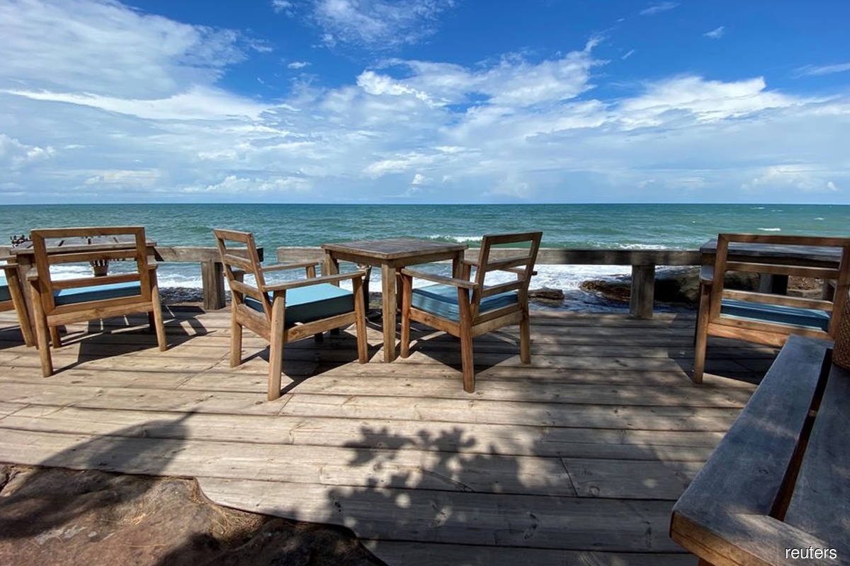 Vietnam delays reopening resort island over low vaccination rate