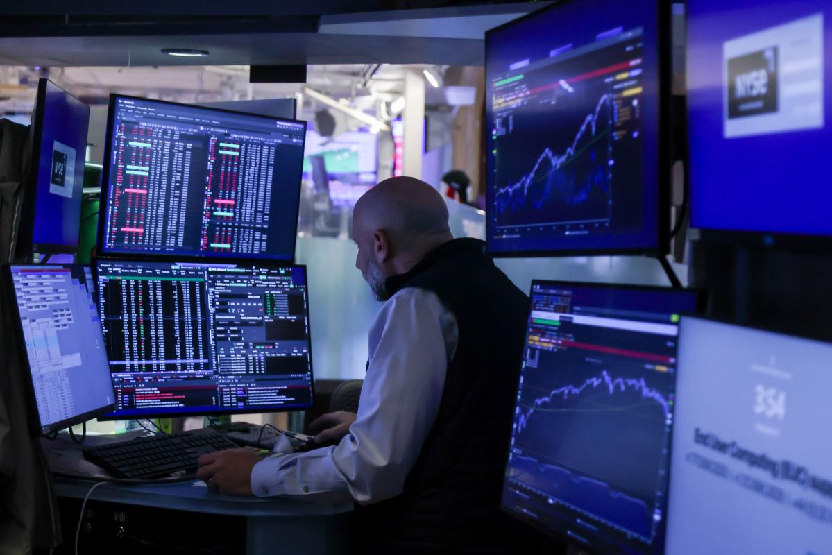 US stocks fall as Fed-hike anxiety lifts bond yields