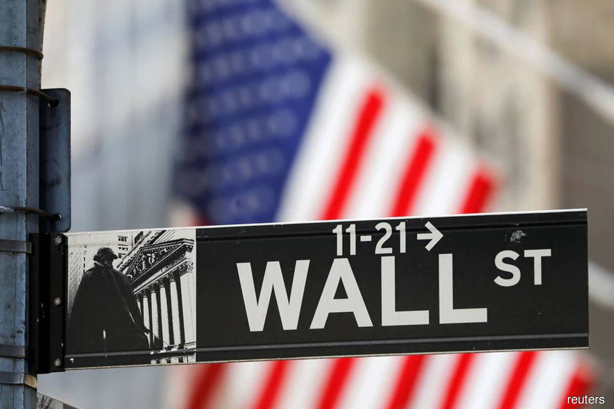 Wall St drops as oil rally, Russia-Ukraine conflict fuel worries