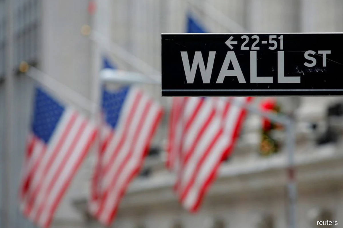 Wall St drops more than 1% with jobs data feeding fears of more Fed tightening