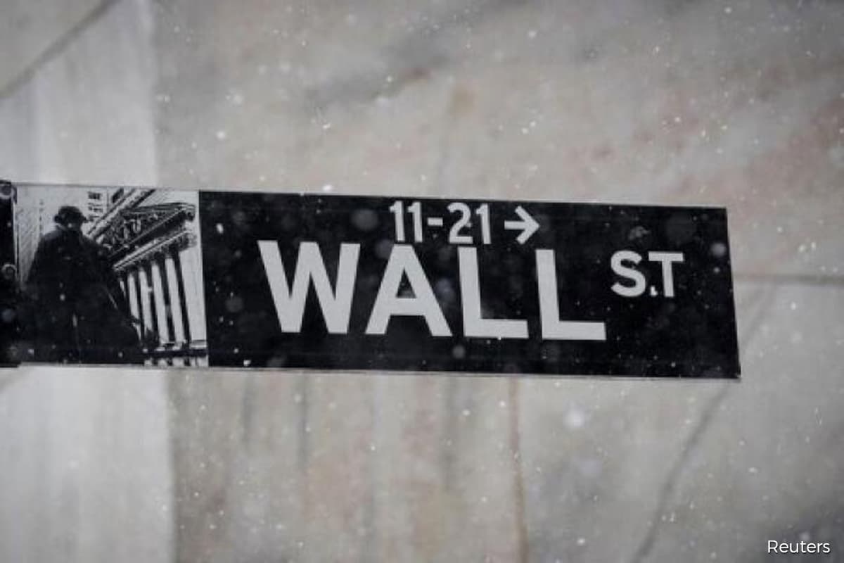 Wall Street ends mixed despite bumper big-bank earnings