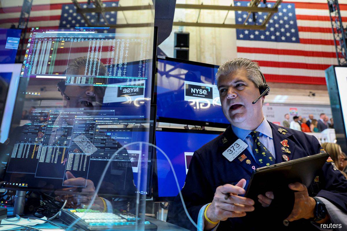 Wall Street ends up as investors absorb Fed minutes