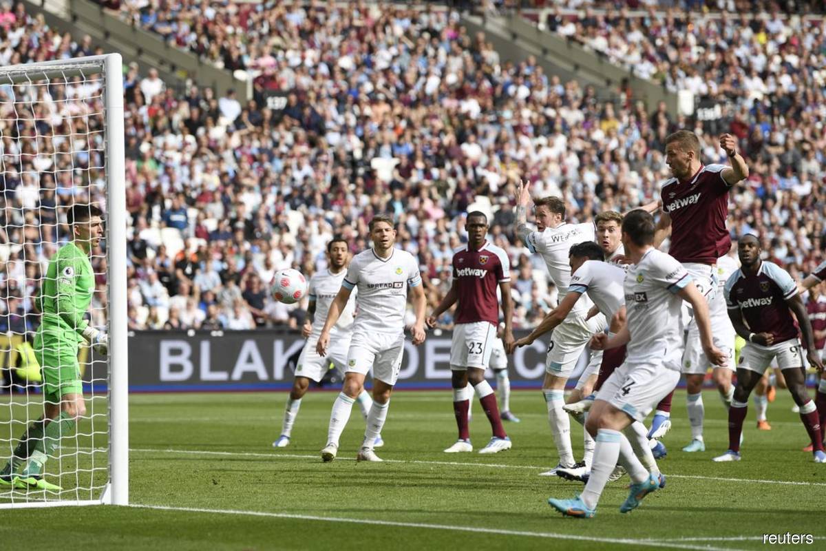 Soucek strike helps West Ham draw with managerless Burnley