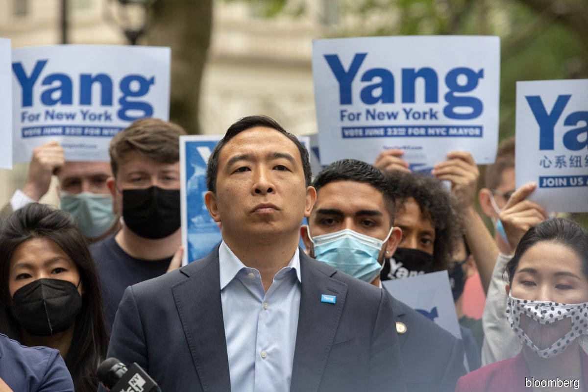 Andrew Yang leaves Democratic Party to become independent