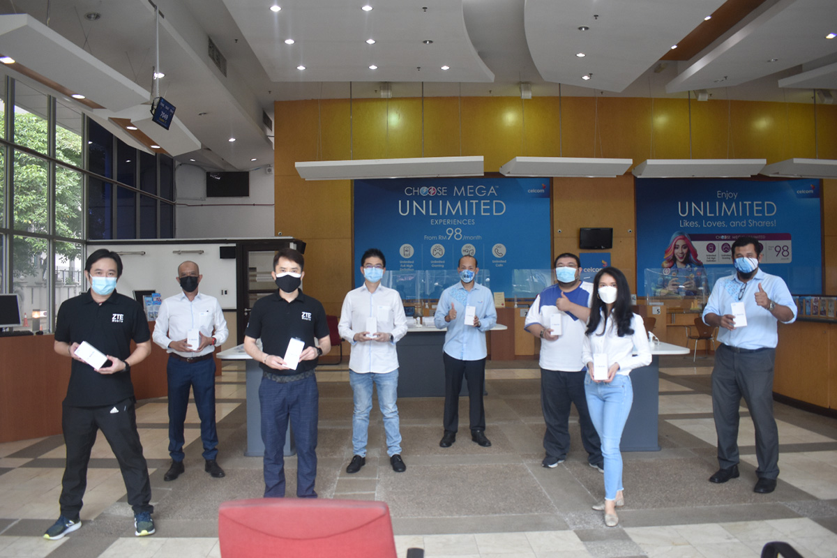 ZTE handed over devices collected from their associates and contractors to Celcom, as a contribution for the MyBaikhati device crowdsourcing initiative by telecommunications industry.