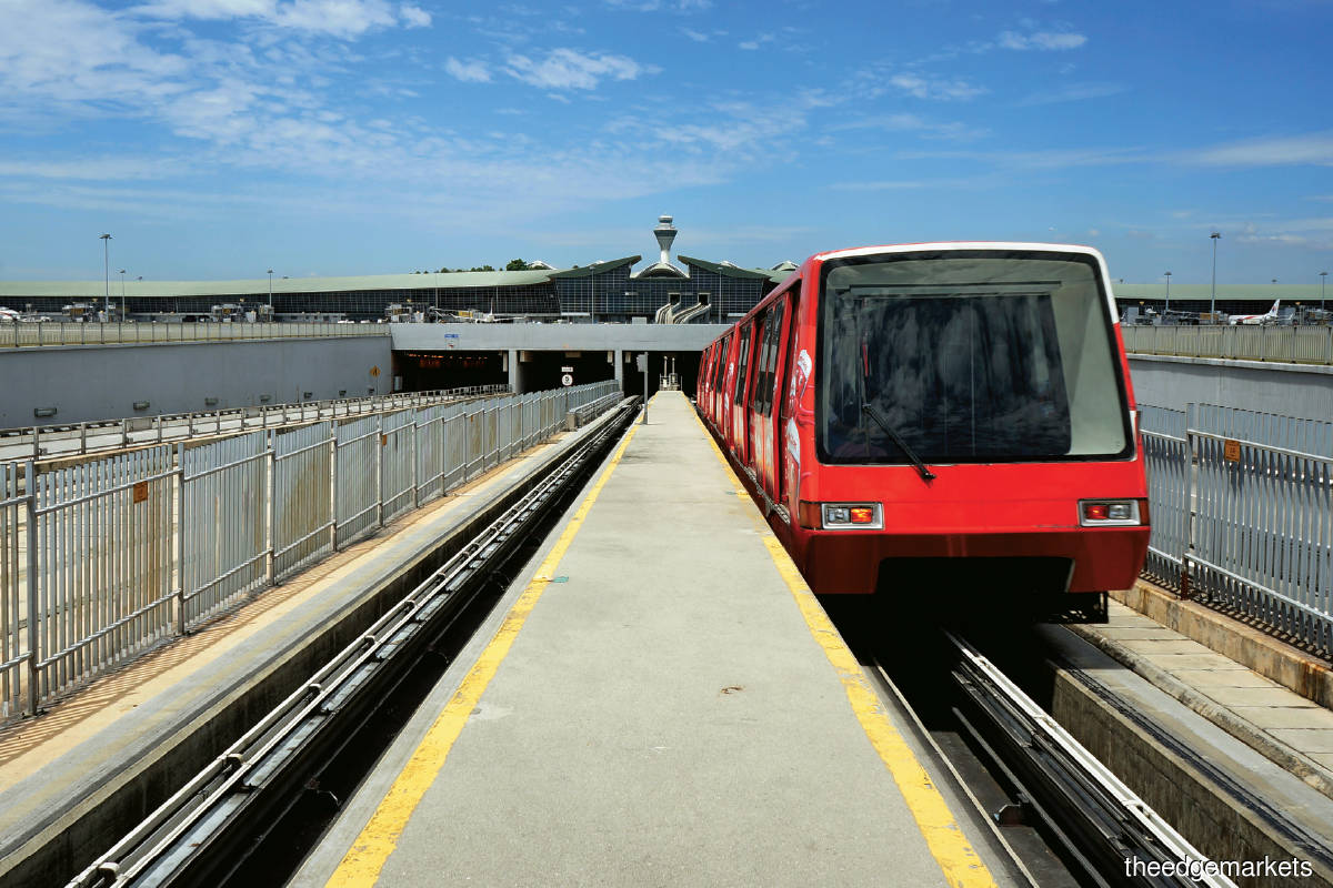 The current aerotrain, which uses self-propelled technology, was put to work in 1998 and underwent an upgrade in 2011